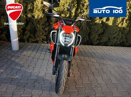Ducati Diavel V4 red
