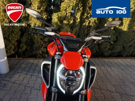 Ducati Diavel V4 red
