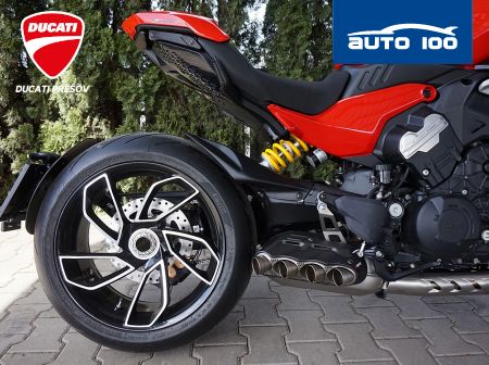Ducati Diavel V4 red / Day
