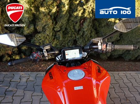 Ducati Diavel V4 red / Day