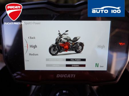 Ducati Diavel V4 red / Day