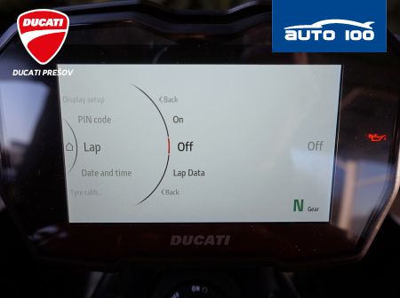 Ducati Diavel V4 red / Day