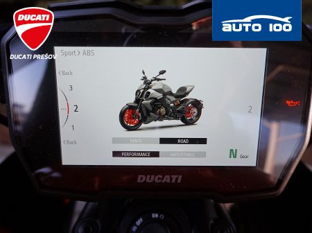 Ducati Diavel V4 red / Day
