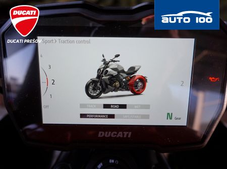 Ducati Diavel V4 red / Day
