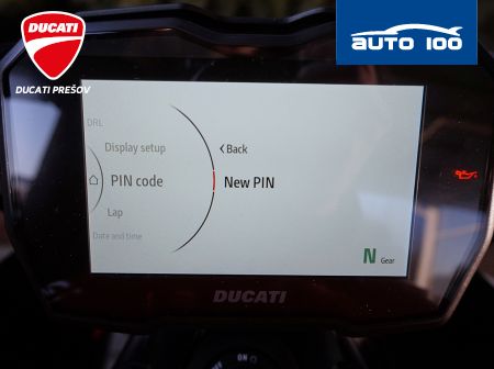 Ducati Diavel V4 red / Day