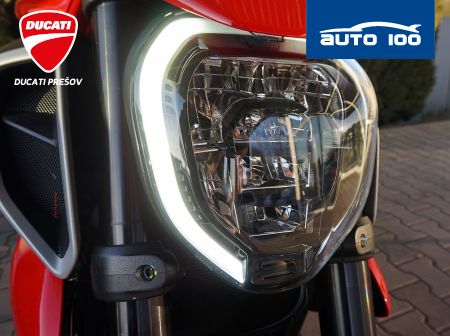 Ducati Diavel V4 red / Day
