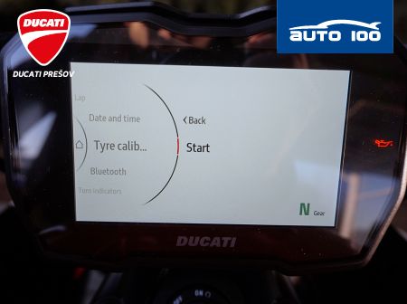 Ducati Diavel V4 red / Day