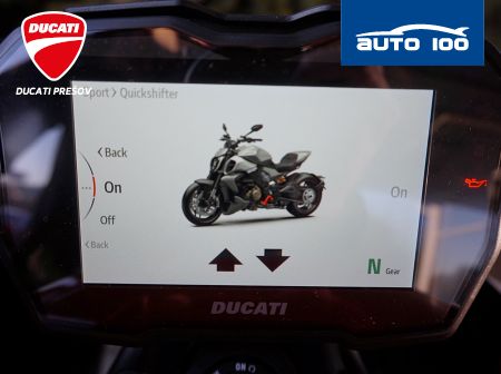 Ducati Diavel V4 red / Day