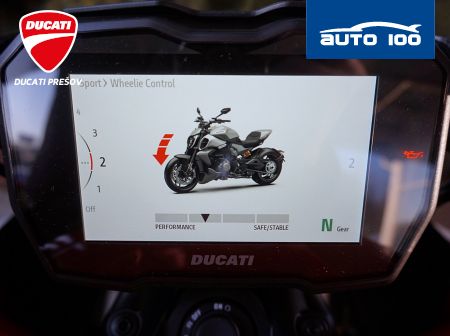 Ducati Diavel V4 red / Day