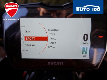 Ducati Diavel V4 red / Day