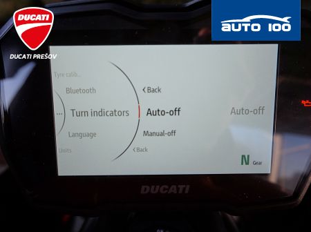 Ducati Diavel V4 red / Day