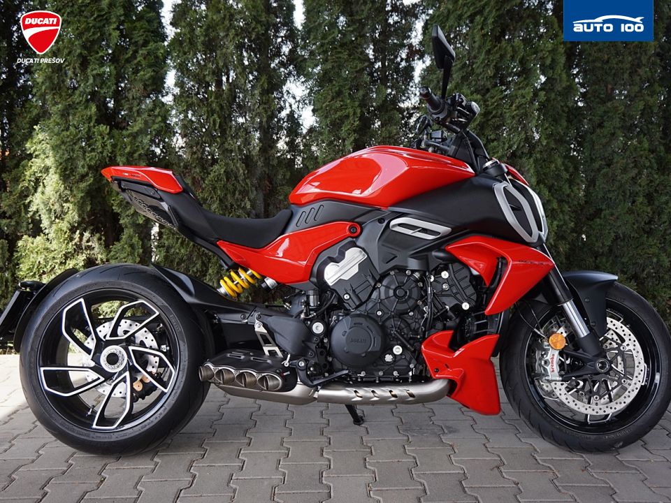 Ducati Diavel V4 red  Akrapovic