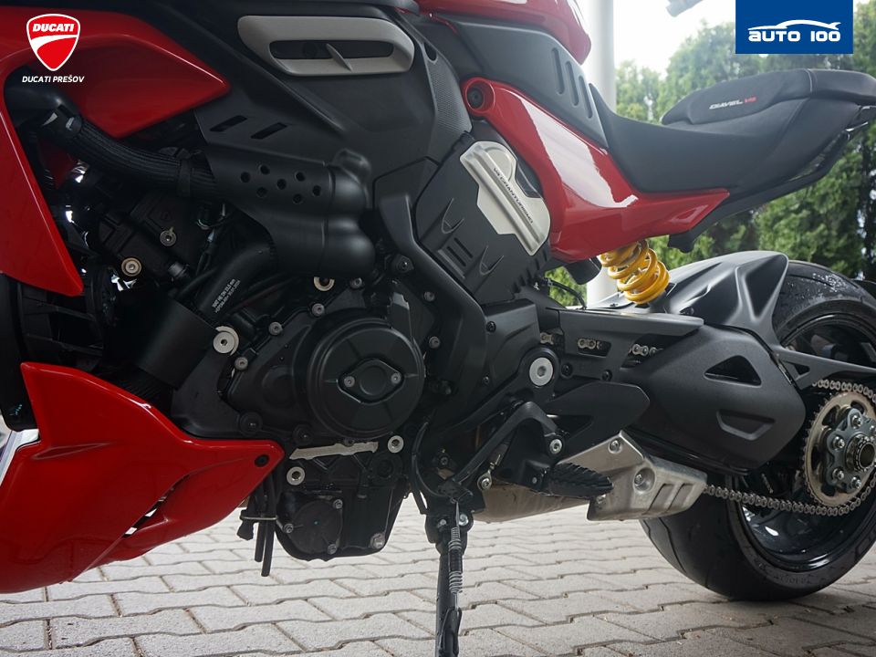 Ducati Diavel V4 red  Akrapovic