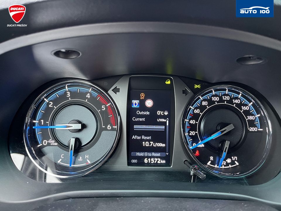 Toyota Hilux 2.8 I D-4D Invincible 4x4 AT-6