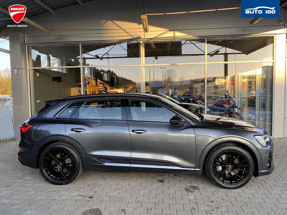 Audi e-tron S line quattro 55 electric 300kW