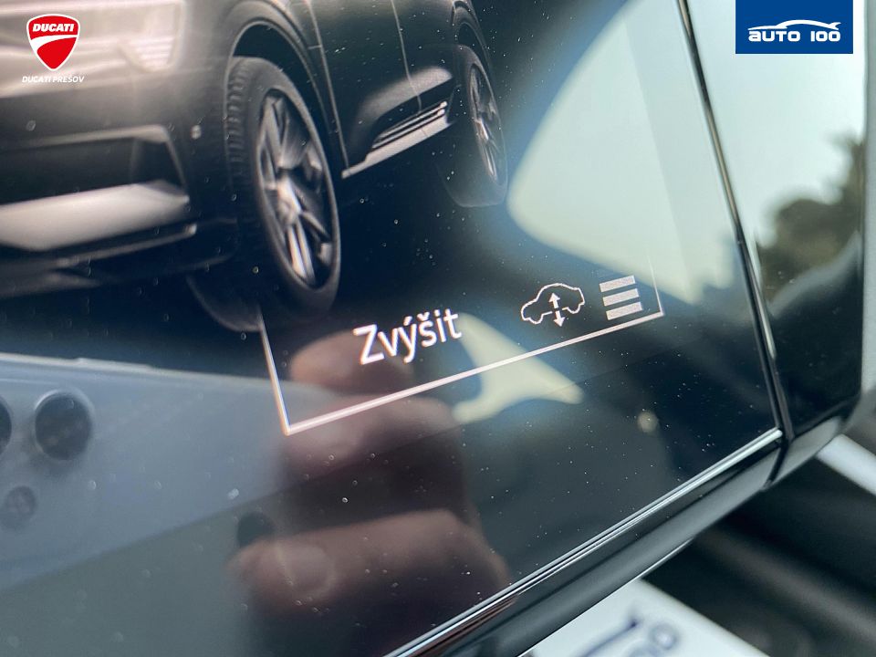 Audi e-tron S line quattro 55 electric 300kW