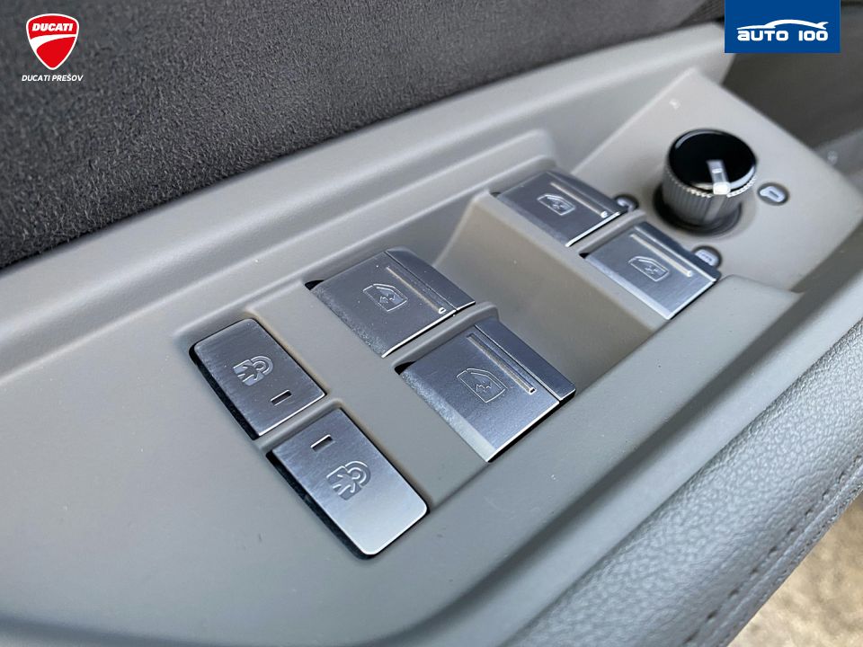 Audi e-tron S line quattro 55 electric 300kW