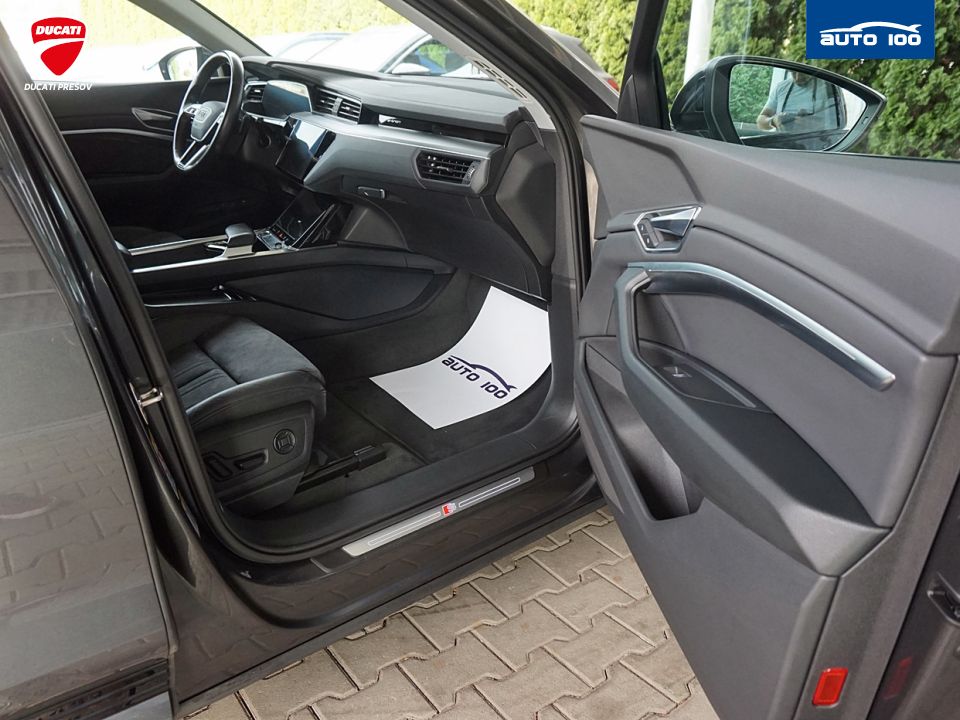 Audi e-tron Sportback S Line quattro 55 electric 300kW Matrix.
