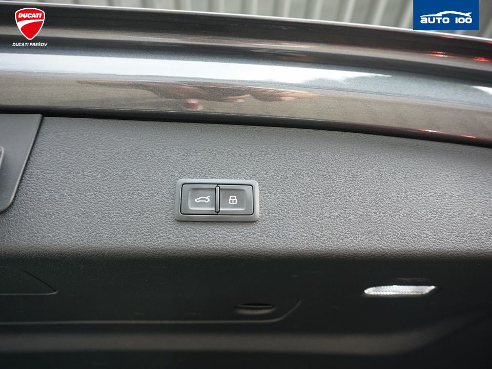 Audi e-tron Sportback S Line quattro 55 electric 300kW Matrix.