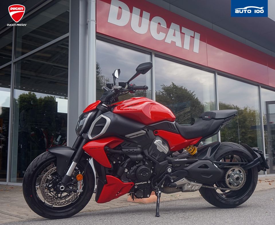 Ducati Diavel V4 red  Akrapovic