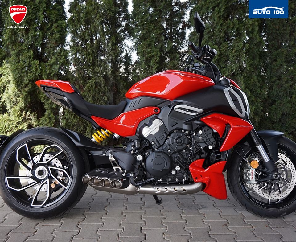 Ducati Diavel V4 red  Akrapovic