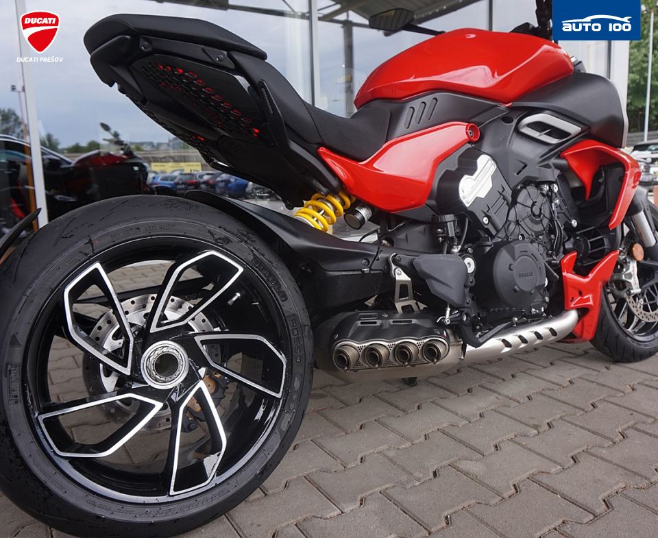 Ducati Diavel V4 red  Akrapovic
