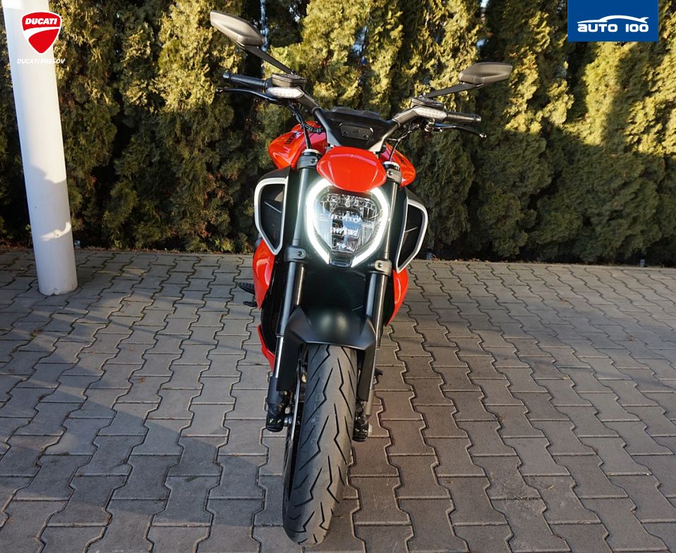 Ducati Diavel V4 red  Akrapovic