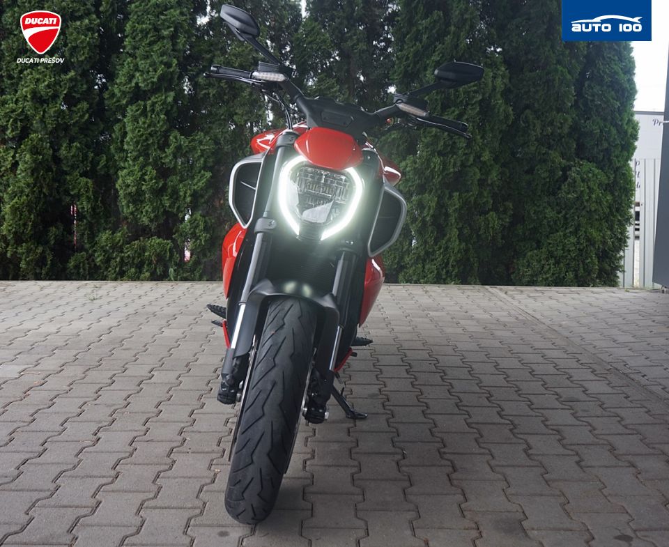 Ducati Diavel V4 red  Akrapovic