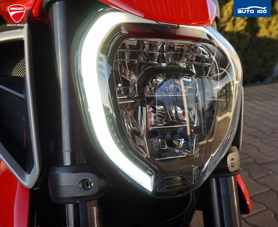 Ducati Diavel V4 red  Akrapovic