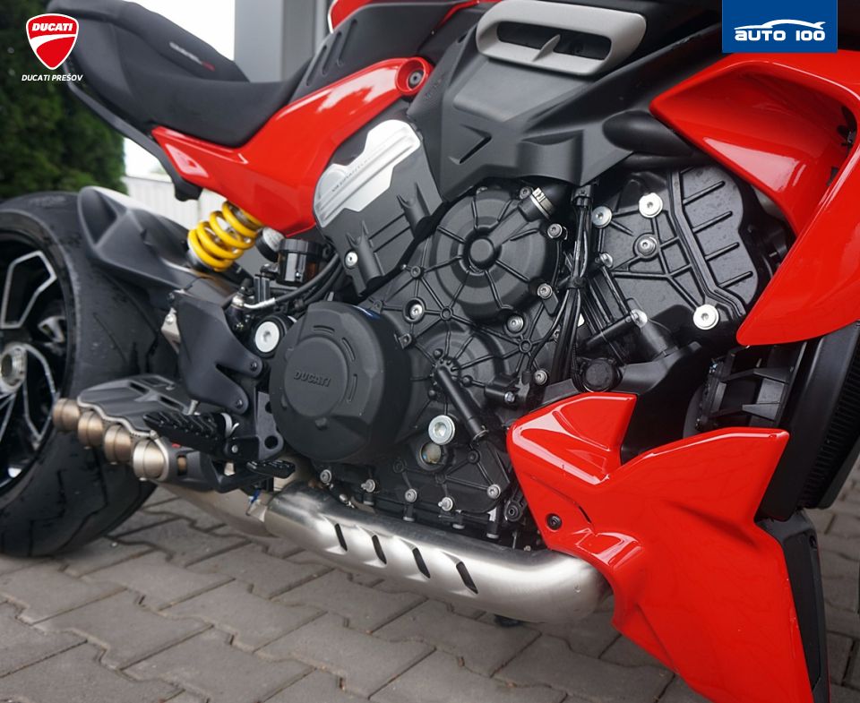 Ducati Diavel V4 red  Akrapovic