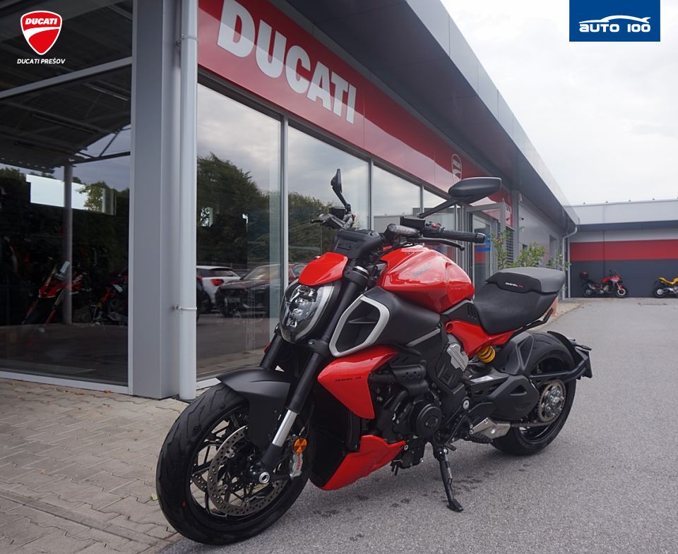 Ducati Diavel V4 red  Akrapovic